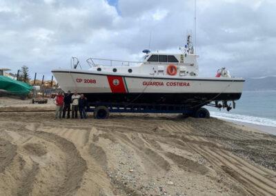 Rimessaggio guardia costiera centro nautico nello stretto sulla rotta di ulisse